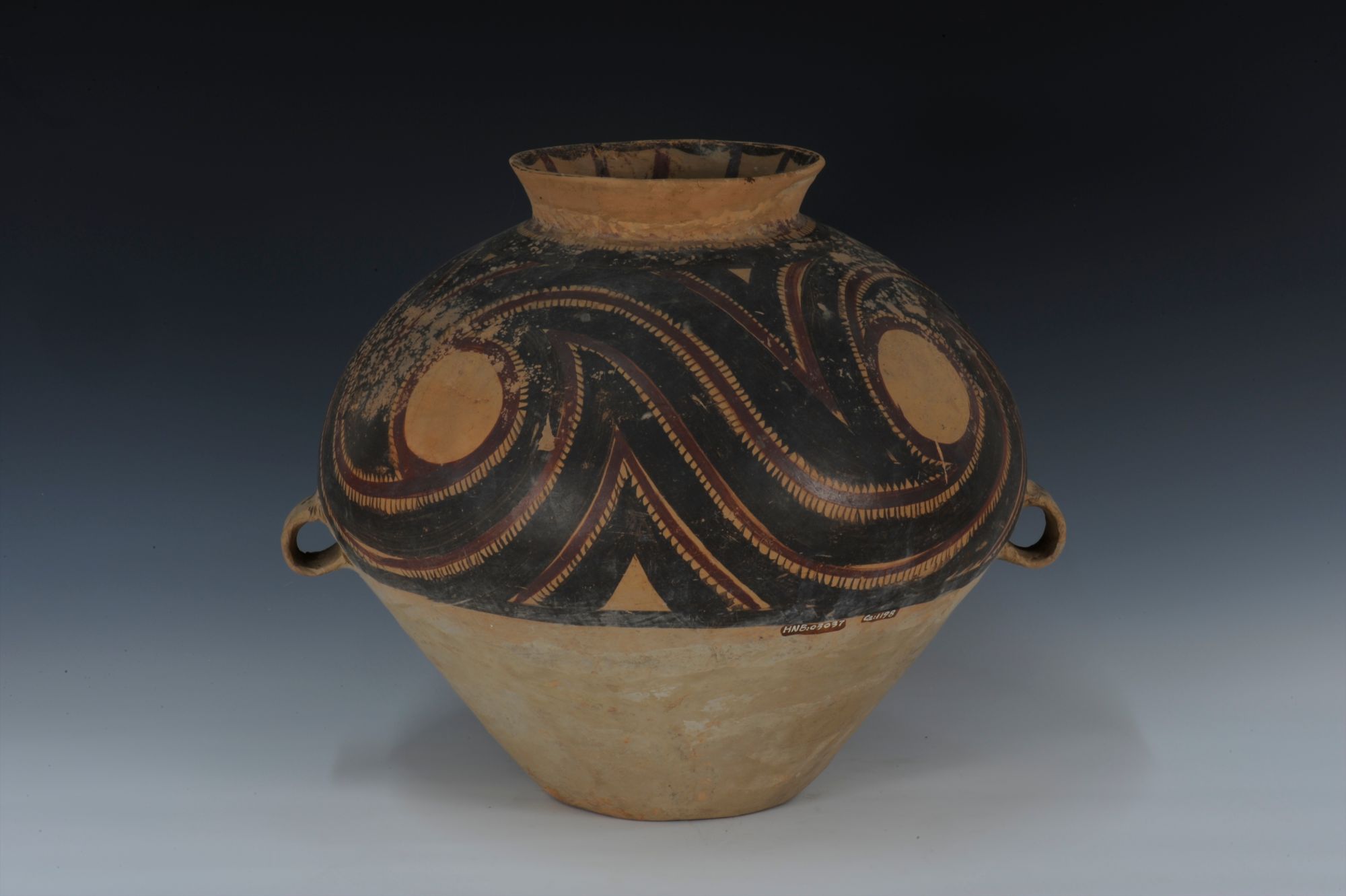 新石器时代圆圈锯齿纹彩陶双耳壶