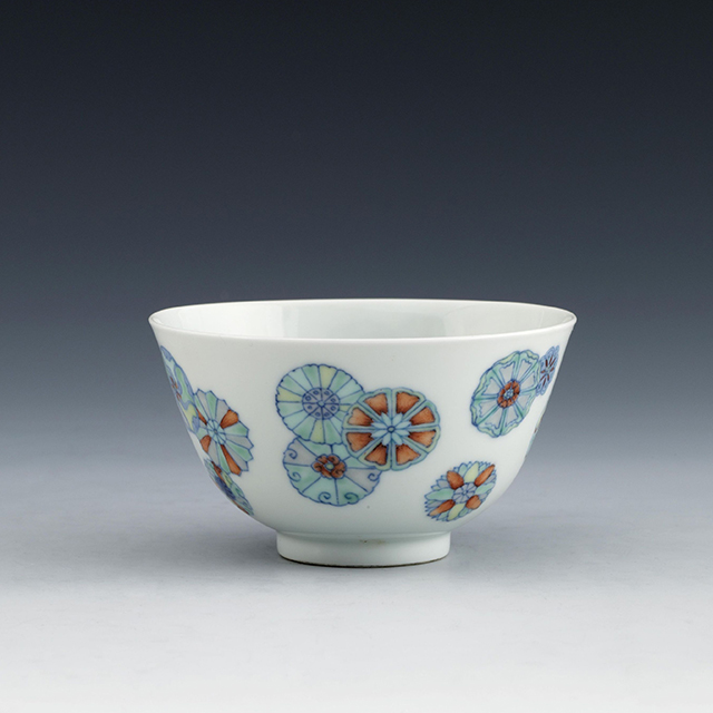 景德镇窑斗彩绣球纹碗
