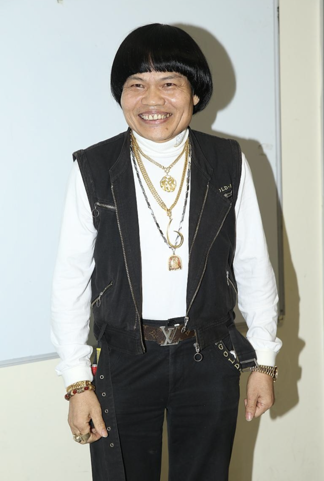 出生于中国福建省,艺名 a target="_blank" href="/item/八两金/8298"