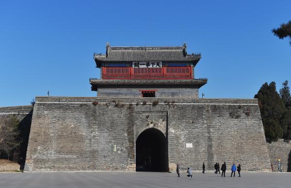 建筑史上的千古奇观，完整的军事防御城门，有“天下第一关”之称_百科TA说