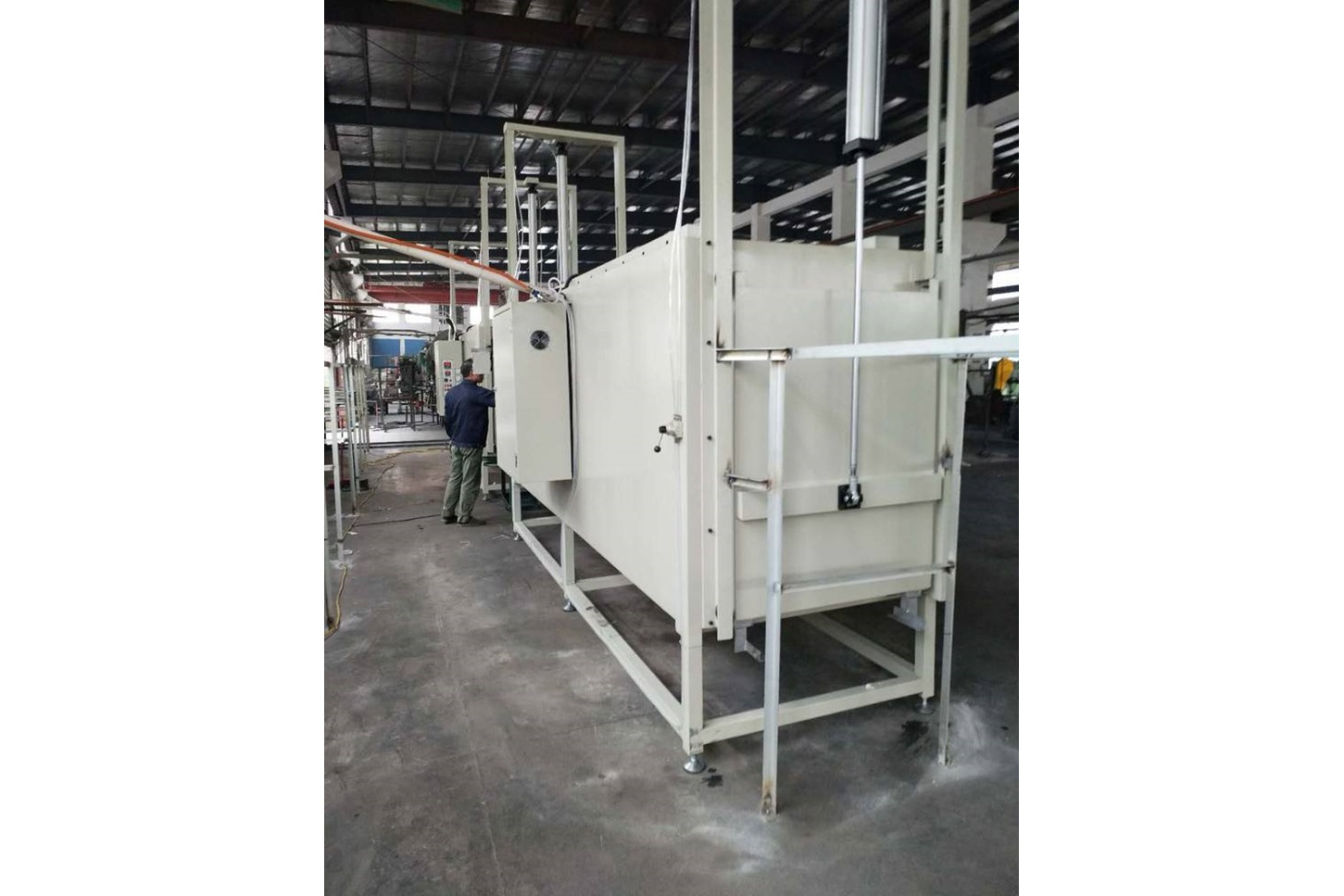 让浸塑液固化在工件上,出炉冷却的一种加工设备. /p>