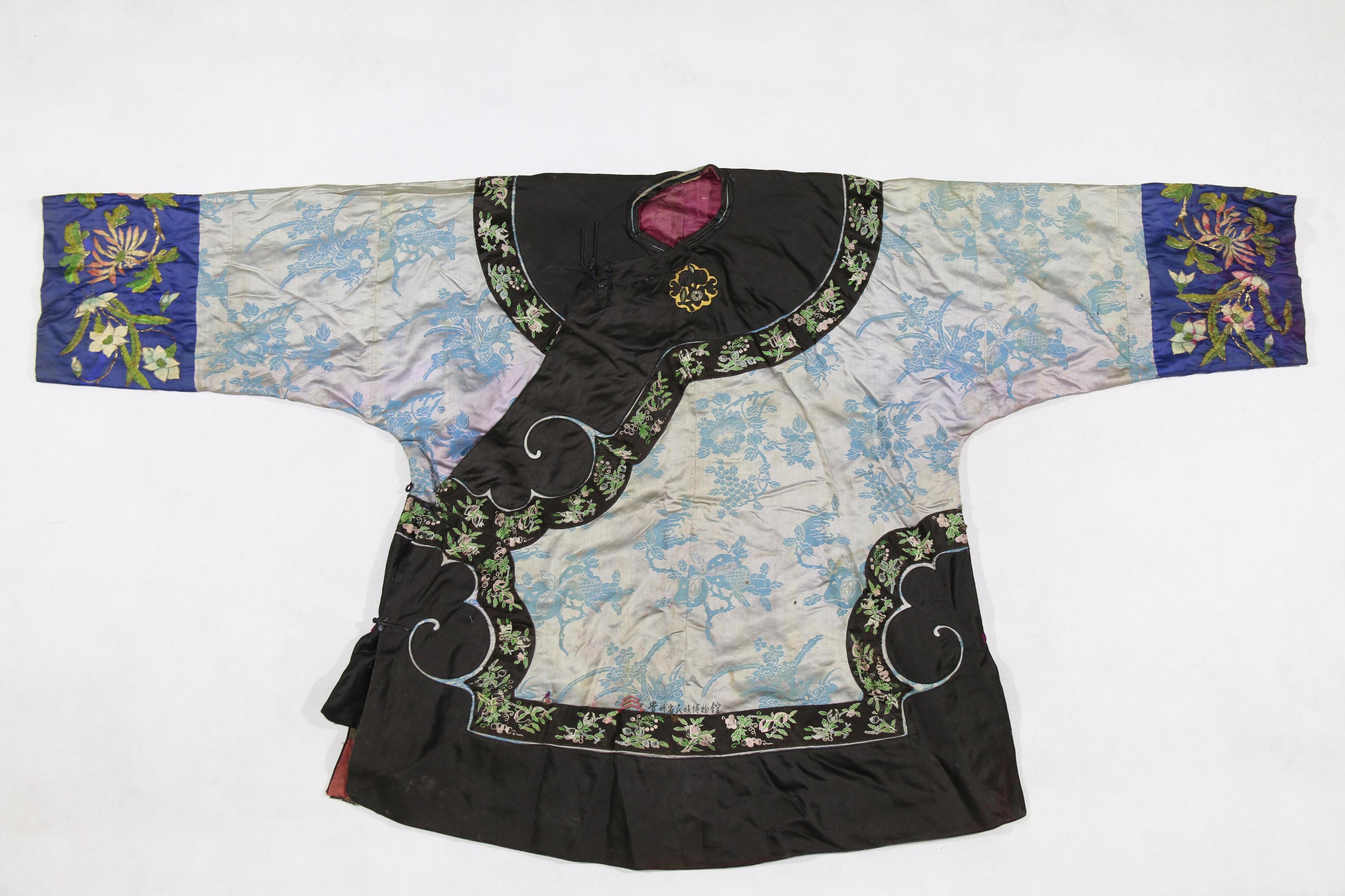 清代湖南花缎布贴荷花纹右衽女上衣