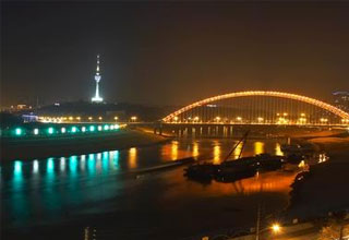 指沿江一号mall,是 a target="_blank" href="/item/武汉市/195165"