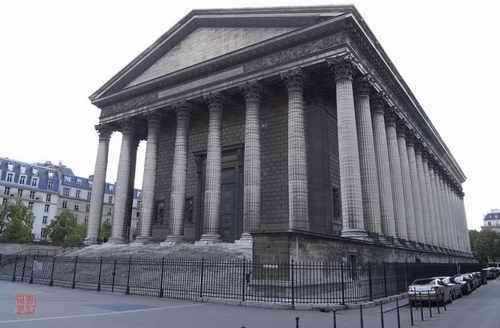  p>玛德莲教堂(la madeleine)位于巴黎8条主要大道交会处的玛德莲广场