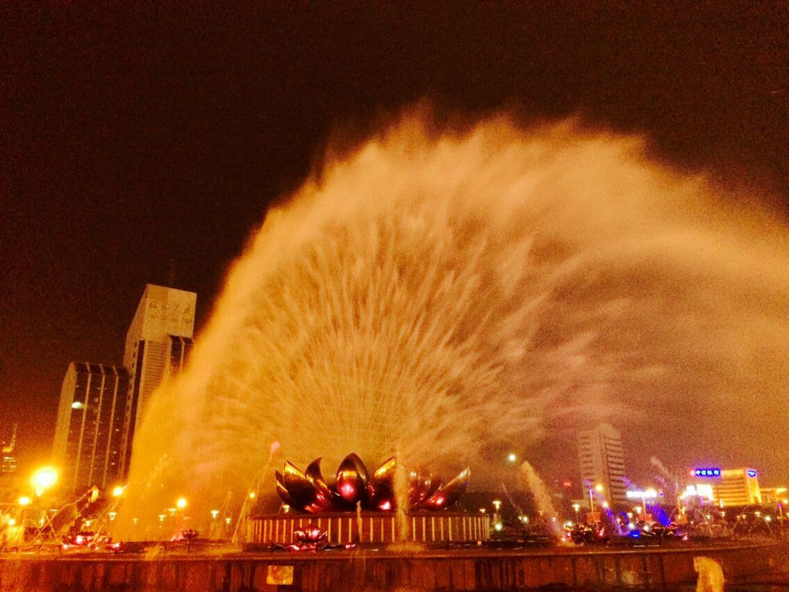  p>荷花音乐喷泉位于济南市 a target="_blank" href="/item/泉城广场