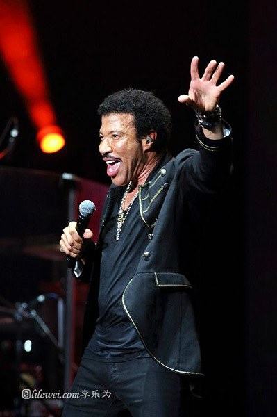  p>莱昂纳尔·里奇 i>(lionel richie) /i>,1949年6月20日出生于美国