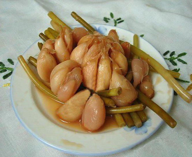  p>四川泡大蒜是四川一带的地方风味名菜,属于川菜系.