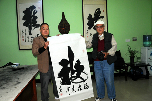 居主,生于1978年,青年榜书大家,湖南凤凰人,现为湘西州书画家协会会员