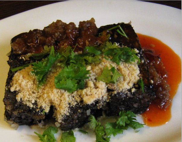  p data-id="gnb61bdxsr">鸡血糕是一道以圆糯米,鸡血等为主要食材的