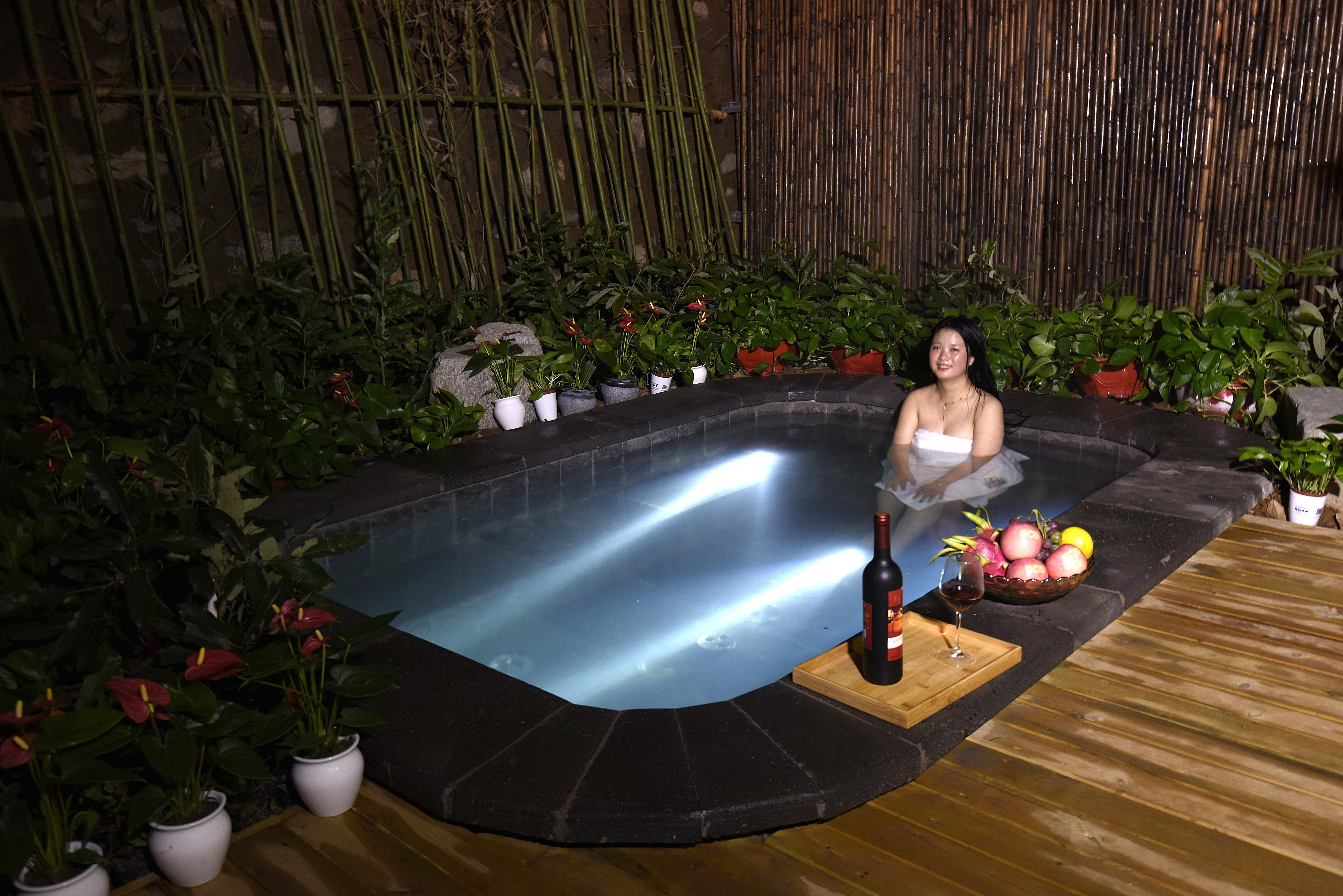  p>汤河裸浴温泉度假区位于裸浴之乡——河南三门峡卢氏县汤河乡,地处