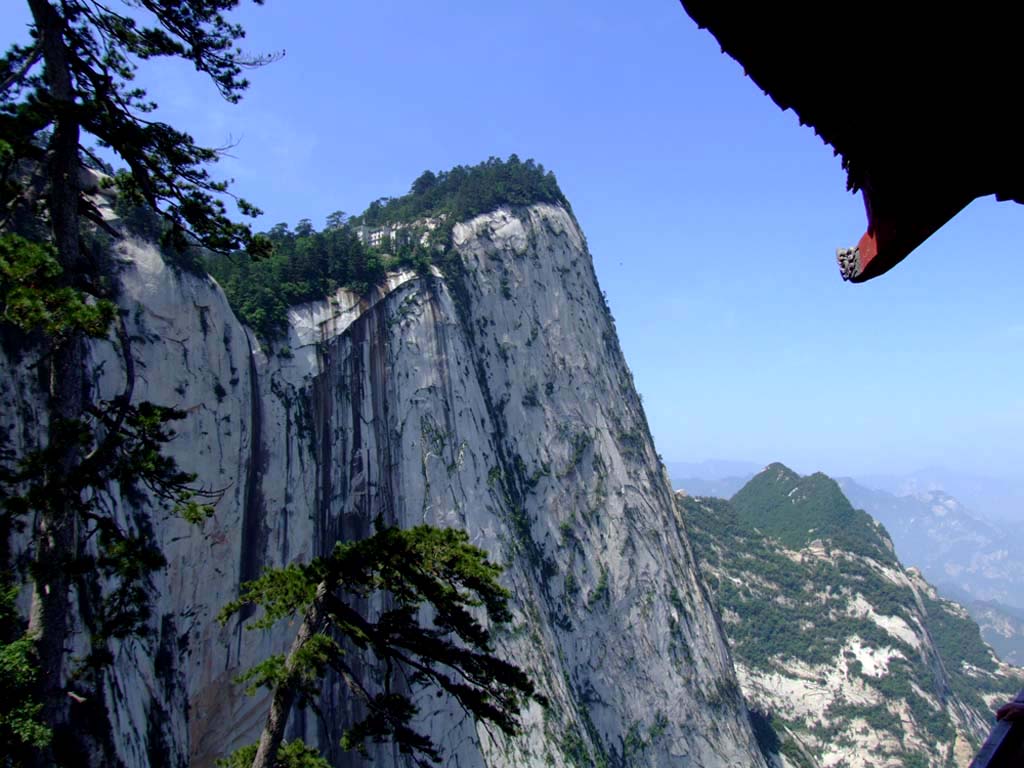  p>断块山是地壳因断块活动隆起而形成的山.