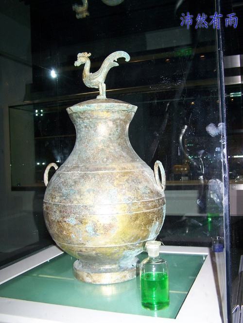 古墓珍藏50多斤2000年前西汉美酒，碧绿澄清，专家尝了一口就后悔_百科TA说