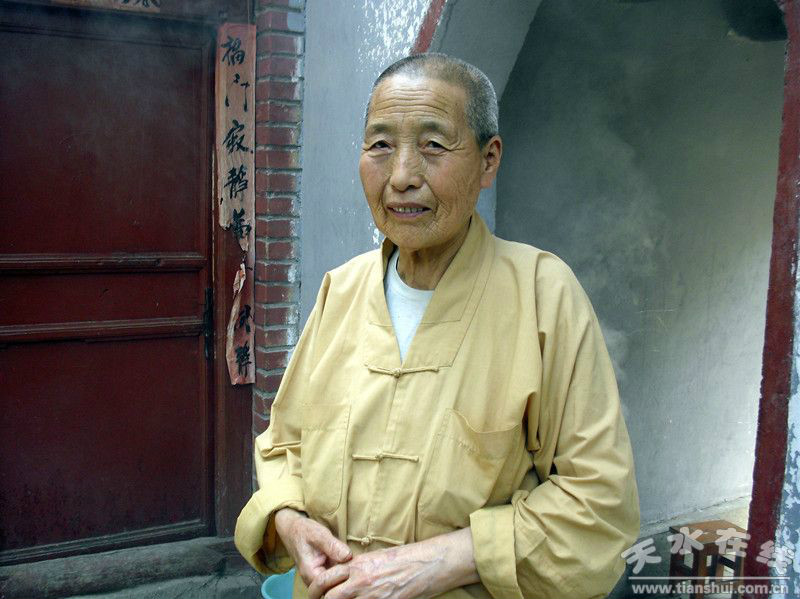 p>出天水火车站向南十多公里,在大柳树村向西进入龙槐沟五公里便是新