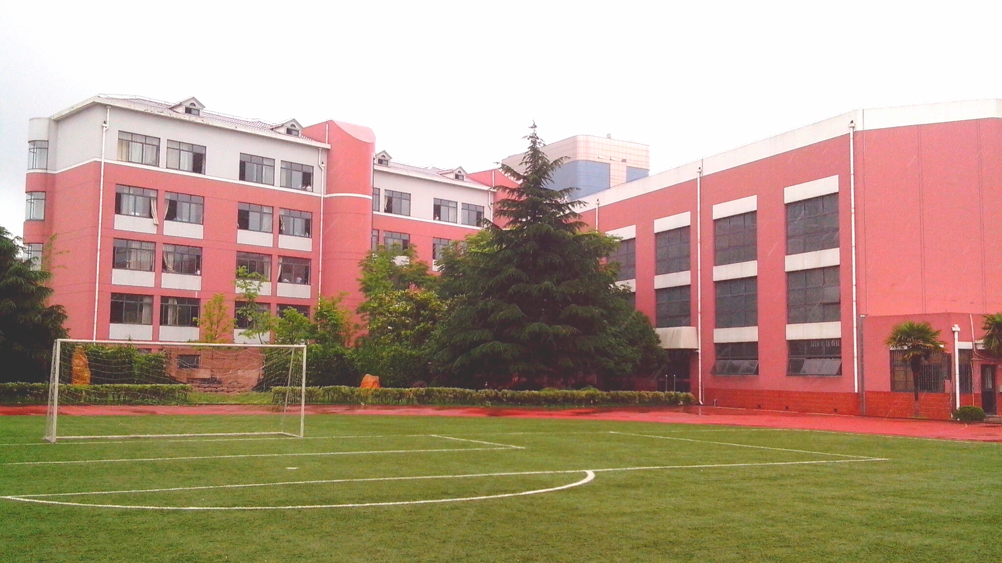  p>上海市泗塘第二中学创办于1996年秋季,是宝山区第一所为市政动迁而