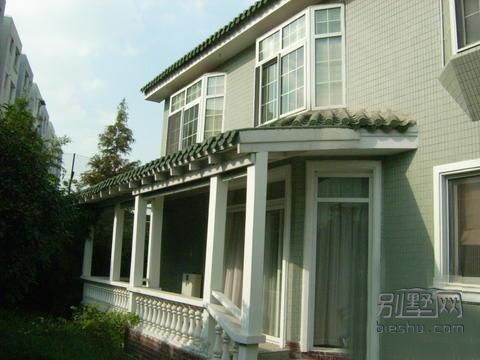  p>皇府别墅坐落于上海市曹安路2795弄, 地理位置极其优越, 距虹桥