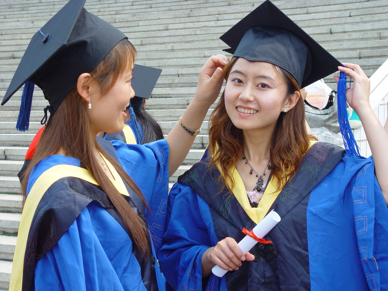 简单地说,学生在大学的最后一年,就是应届毕业生.