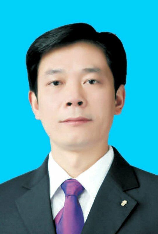 尹晖,男,汉族,湖南洞口县人,1975年10月出生