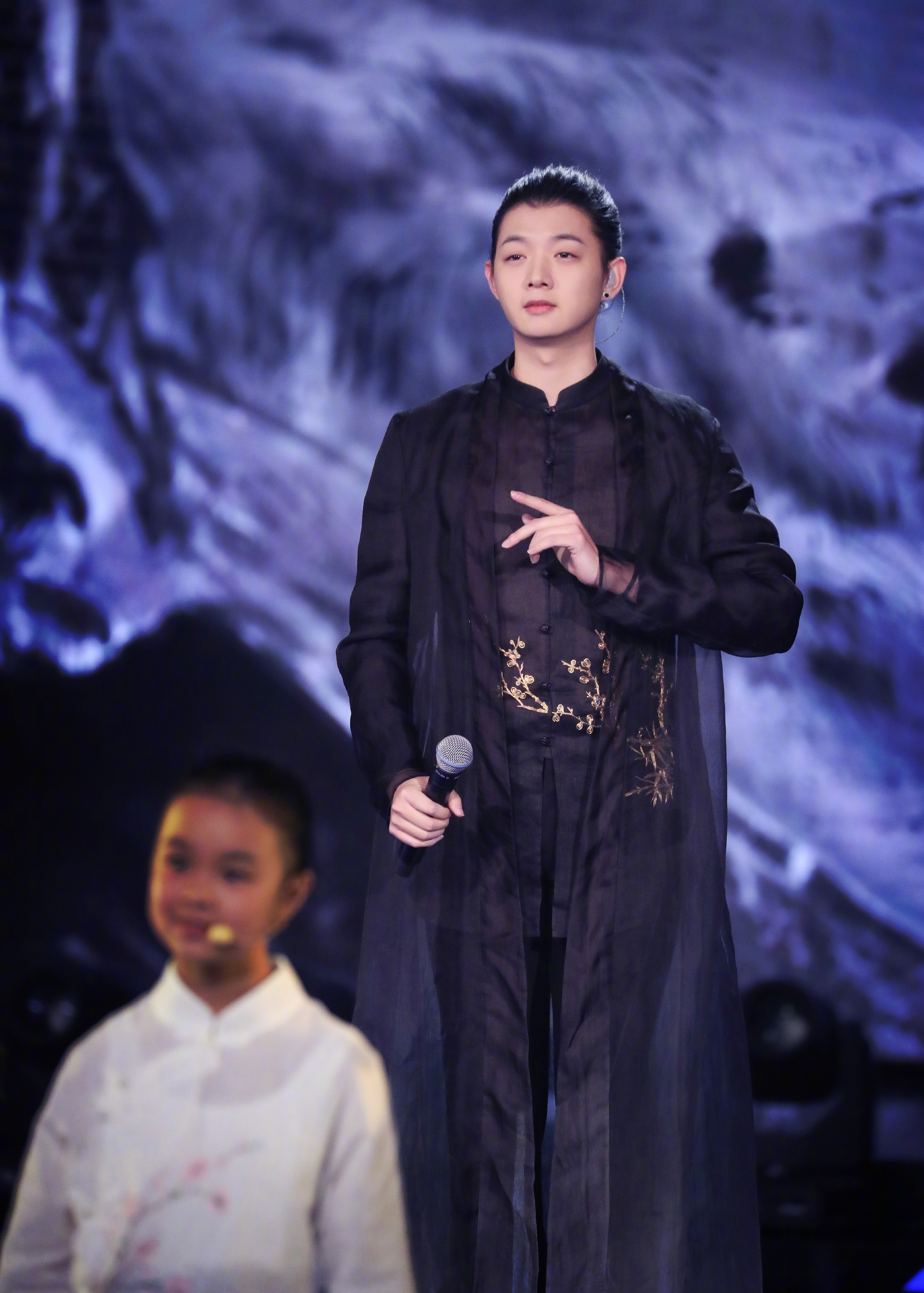  p>霍尊,1990年9月18日出生于上海,中国内地男歌手,音乐人,毕业于 a