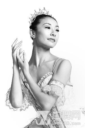  p>谭元元,1976年2月14日出生于上海市,11岁考入上海芭蕾舞学校,她的