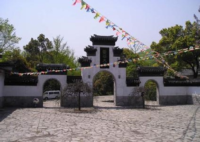 野猫洞风景区位于辽阳,鞍山,本溪,沈阳之间,地处风景秀丽的太子