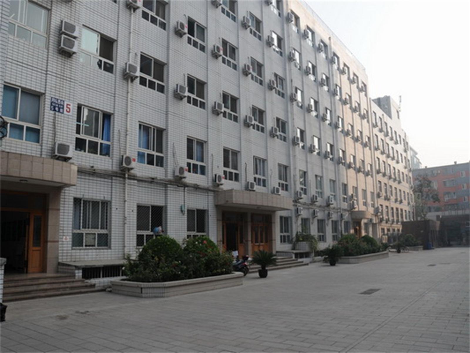 2 railway middle school),简称"北京铁二中",是一所由北京市西城区