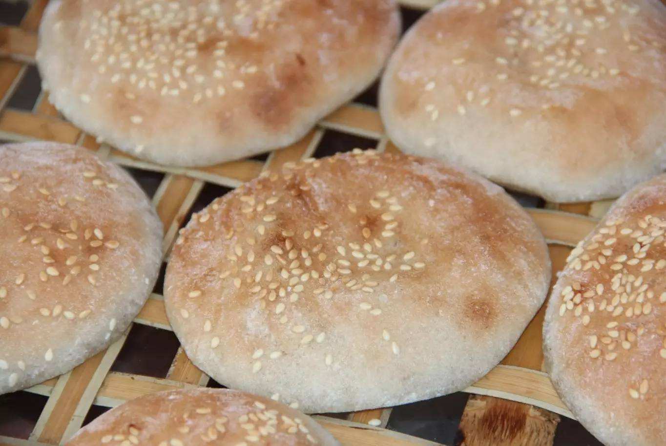  p>枣强鞋底烧饼是一道以精粉,麻酱为主要食材制作的美食. /p>