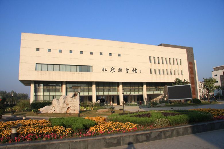  p>浙江省杭州第七中学前身为浙江安定学堂,创建于1902年,至今已逾