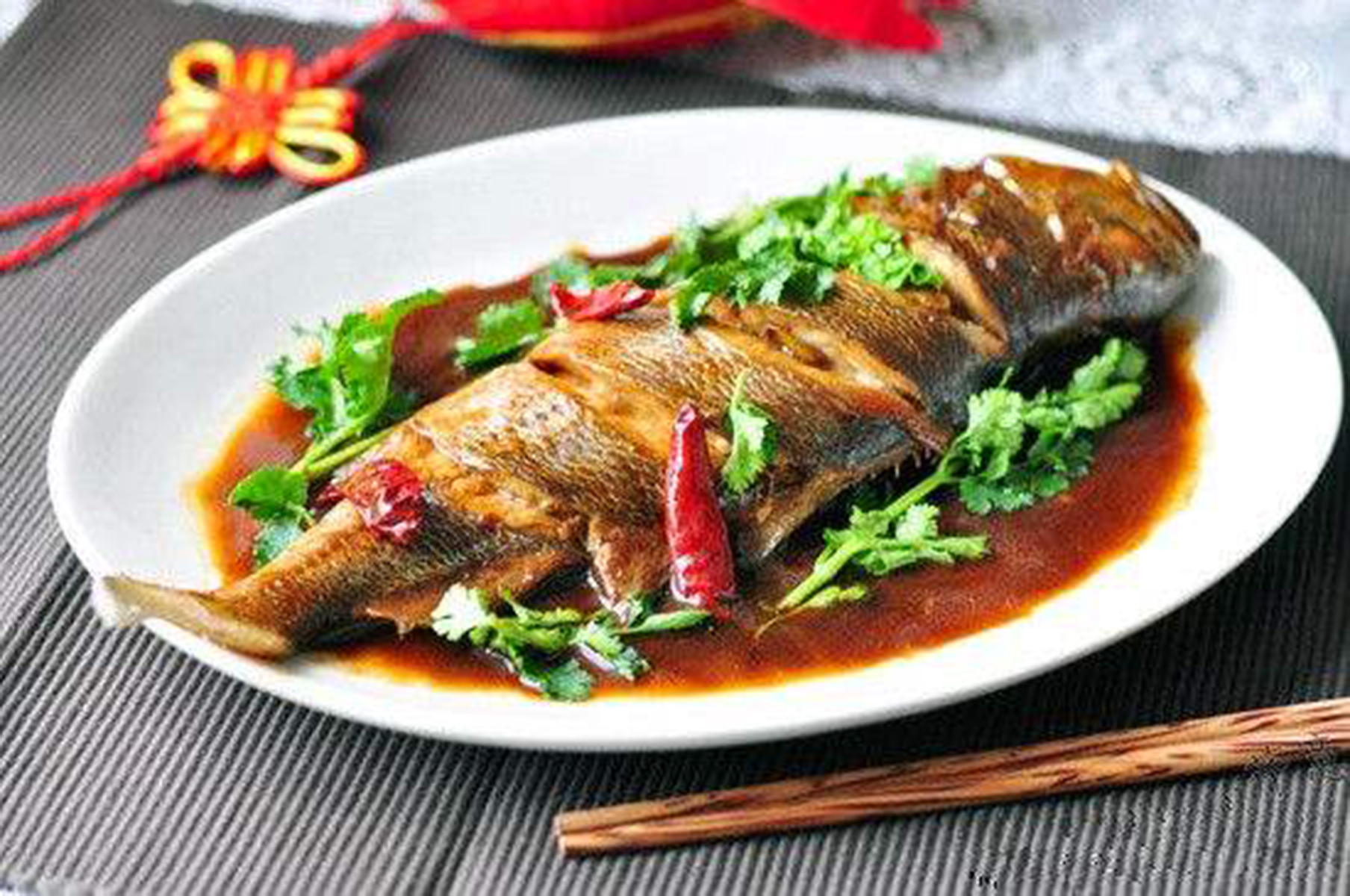  p>清蒸黄花鱼是江苏省传统的特色名菜,属于苏菜系,也是一道民间家常