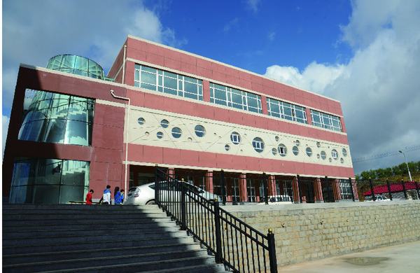  p>鸡西市第一中学 i>(jixi first middle school) /i>始建于1952年