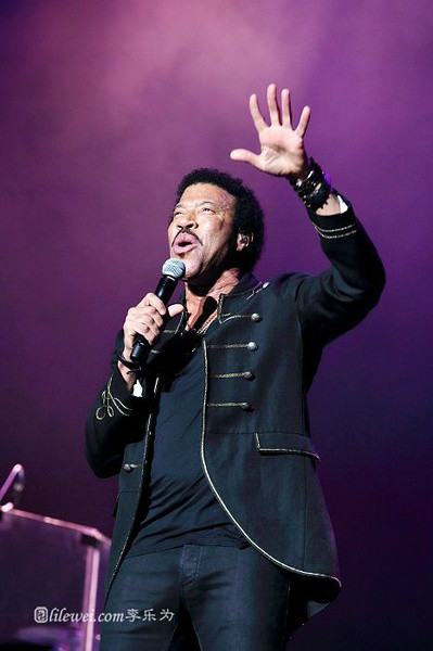  p>莱昂纳尔·里奇 i>(lionel richie) /i>,1949年6月20日出生于美国