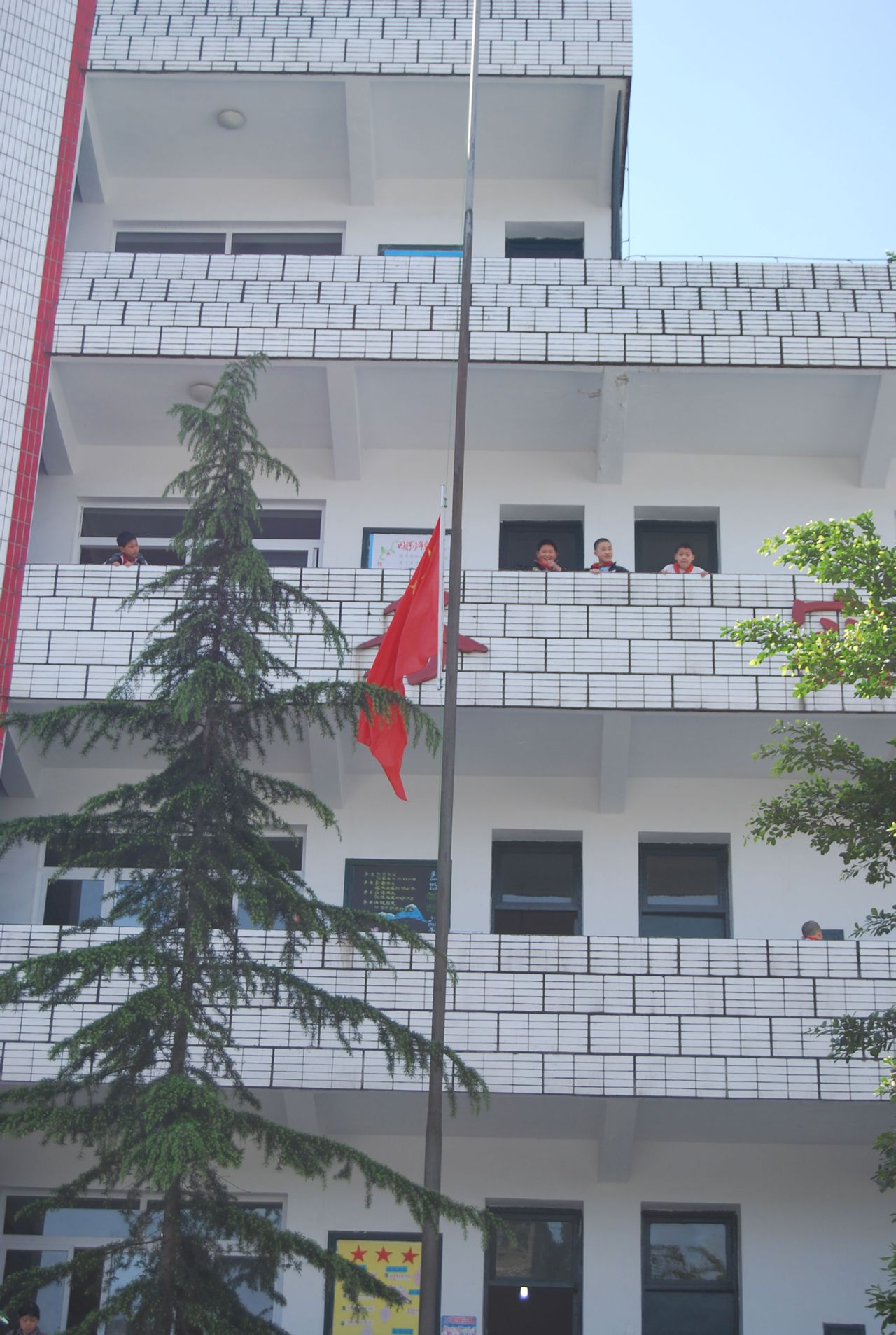  p>晓兰希望小学创建于1994年,由政府投资和港商邓晓兰女士捐资修建而