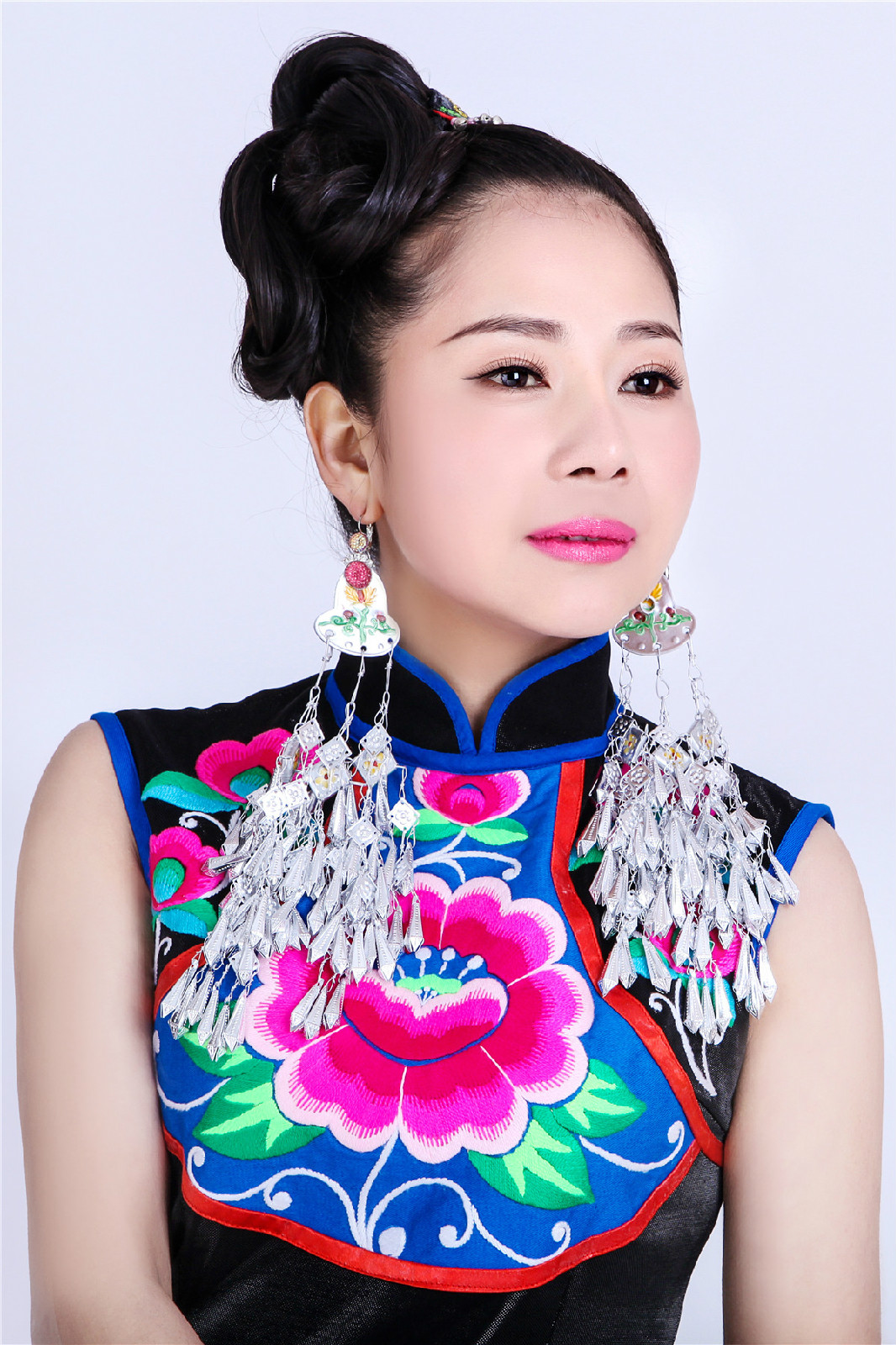 p>周丽珍,1986年10月24日出生于云南省楚雄州姚安县,中国内地女歌手.