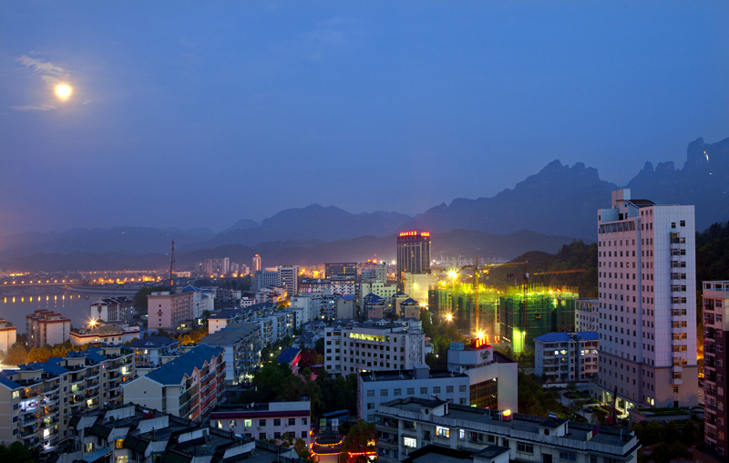  p>张家界,原名" a target="_blank" href="/item/大庸市/742170"