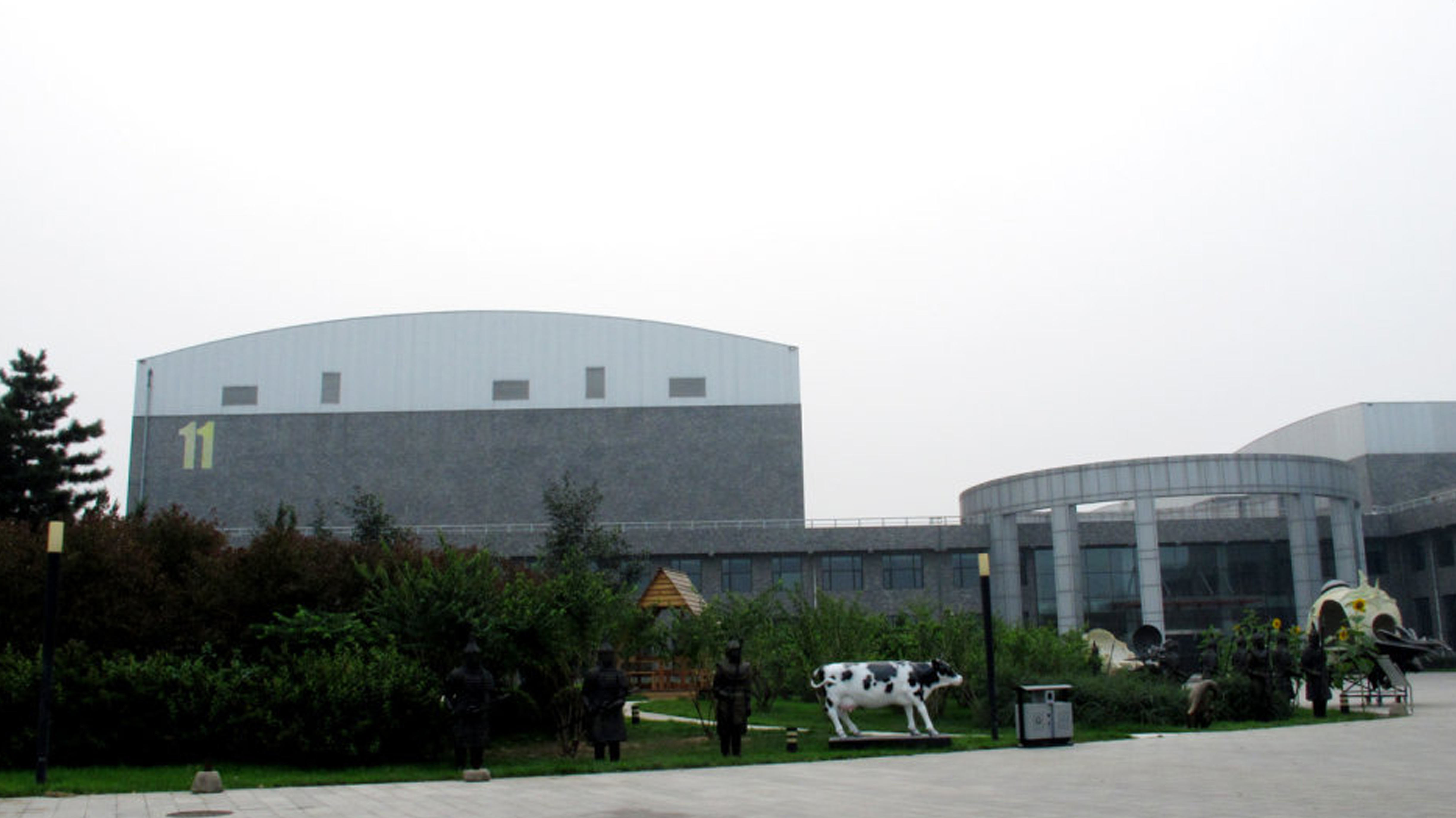 基地,又称中国影都,位于北京市怀柔区杨宋镇,兼具影视拍摄,后期制作