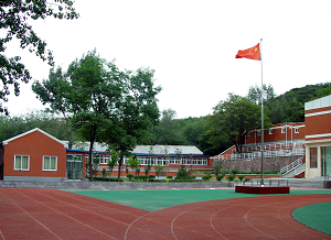  p>北京市高井中学地处石景山区西部,具有38年办学历史,占地面积16789