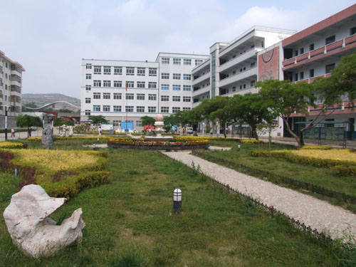  p>西和县第一中学简称西和一中,始建于1944年,原址以汉源镇夫子庙为