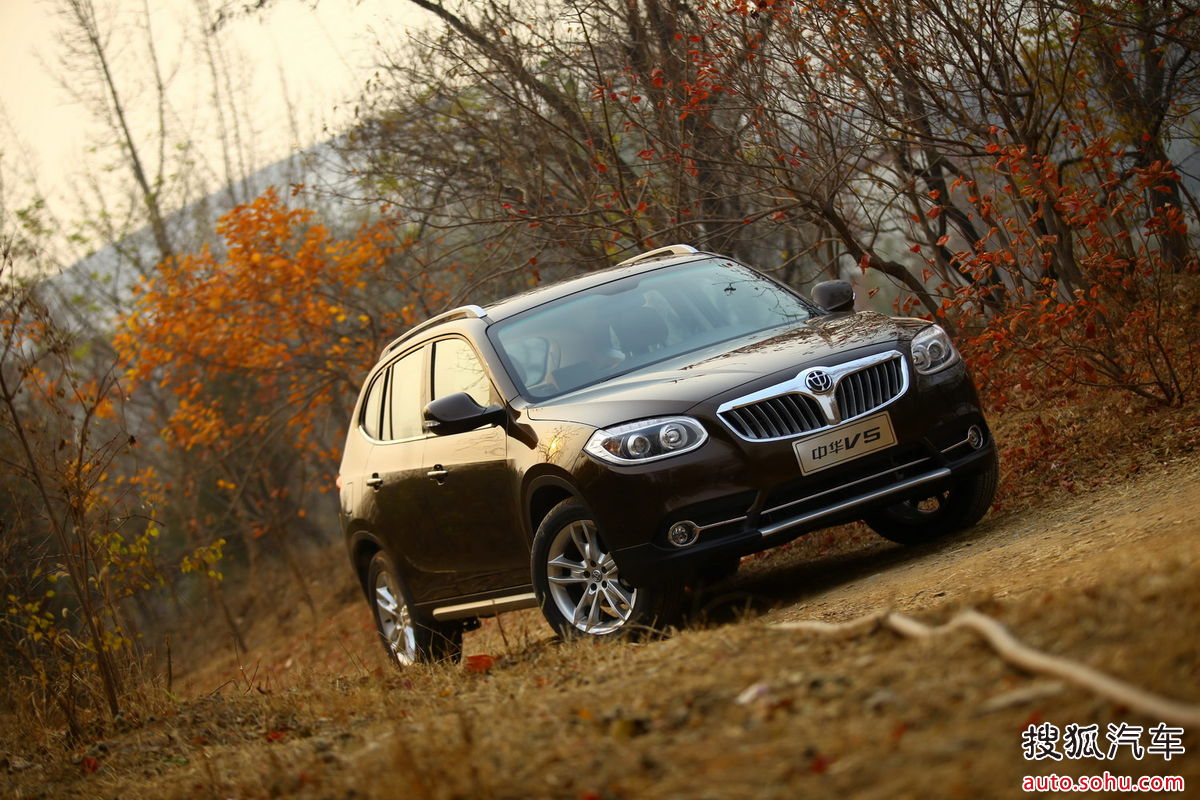  p>中华v5是中华汽车推出的首款suv车型,车头线条圆润,前保险杠非常