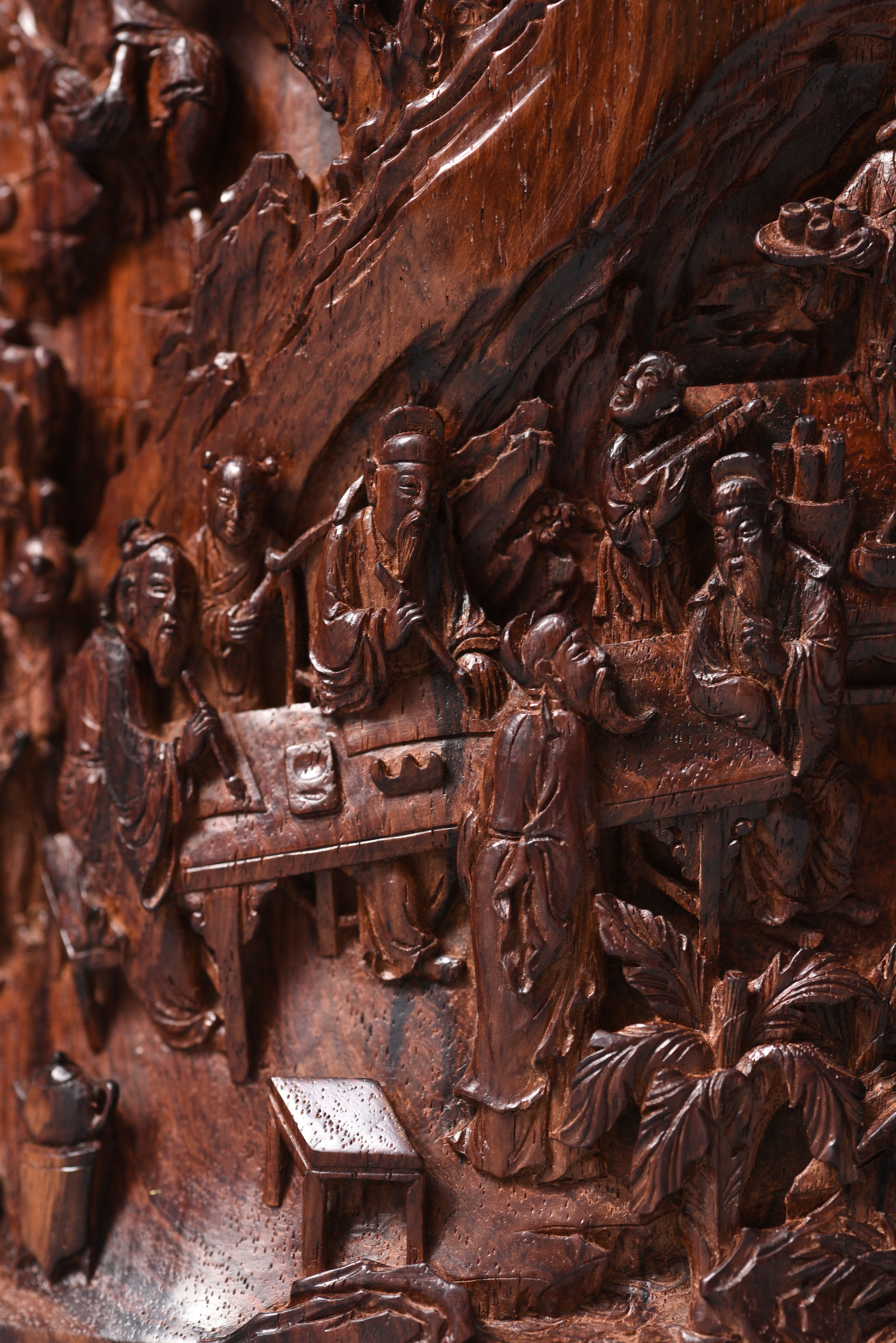 1974年出生于福建省仙游县,十八岁开始学习木雕艺术,先后多次到专业