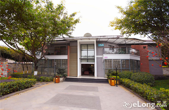 由成都尚成酒店管理公司管理的国家三星级别墅式园林酒店