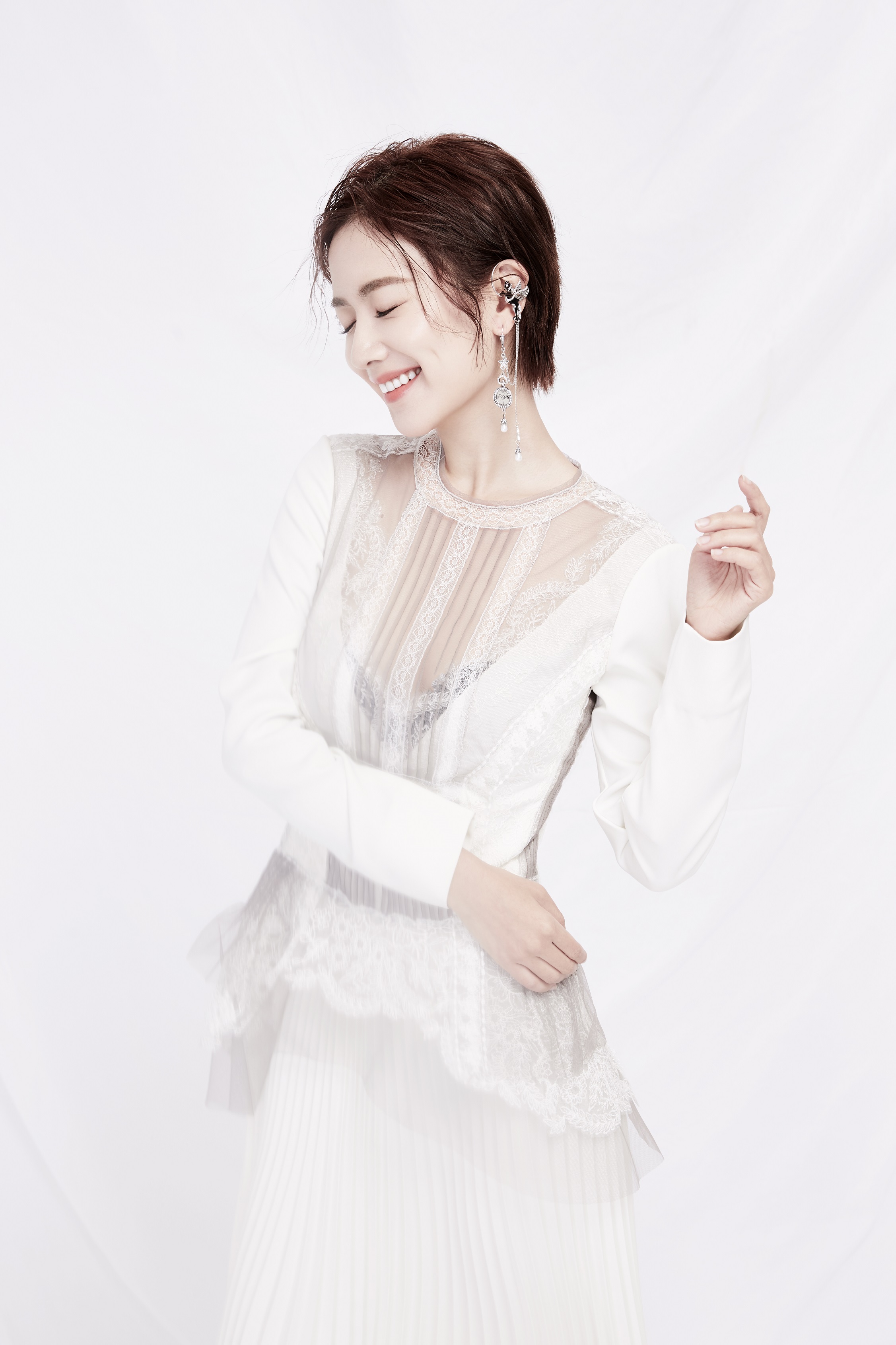  p>李春嫒(原名李明珠),1990年1月2日出生于山东省淄博市,毕业于北京