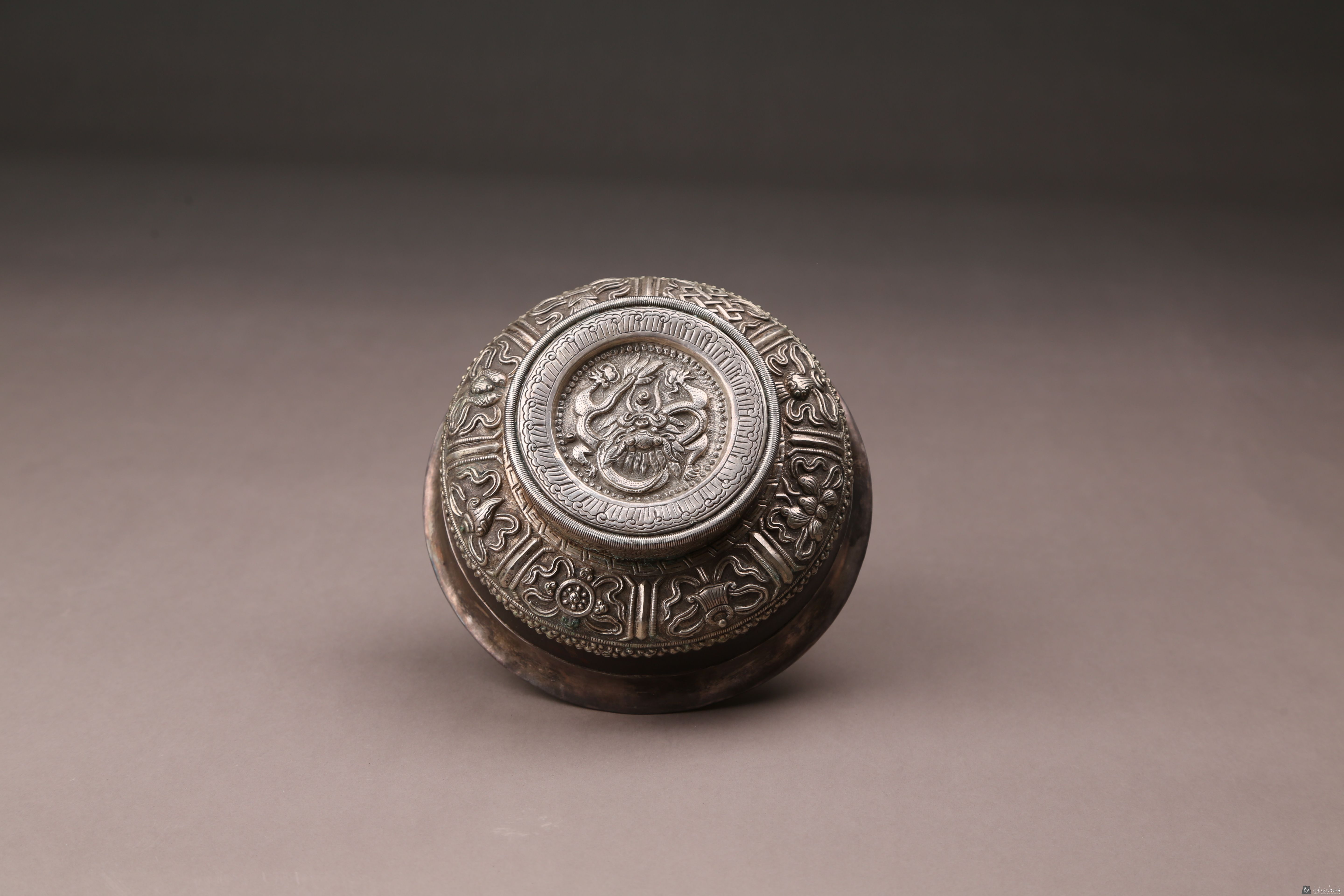 清木胎錾八宝龙纹银碗