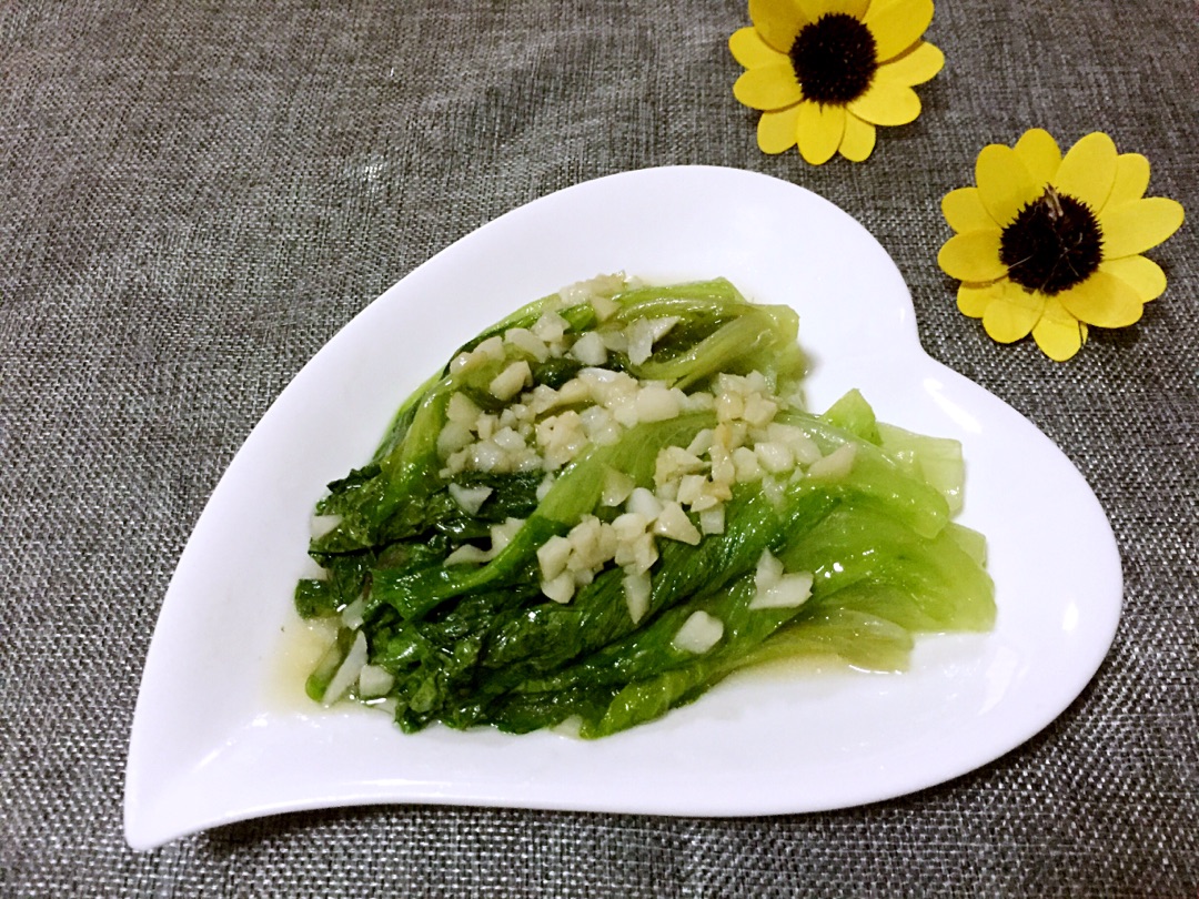  p>蒜泥炒生菜是用大蒜,生菜制作的一道家常菜,属于粤菜.