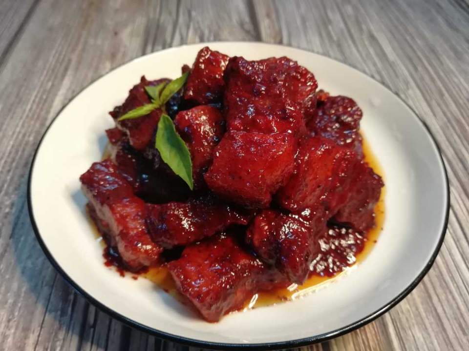  p>红糟肉亦称糟母肉,福建传统特色菜肴,属于闽菜系-福州菜.