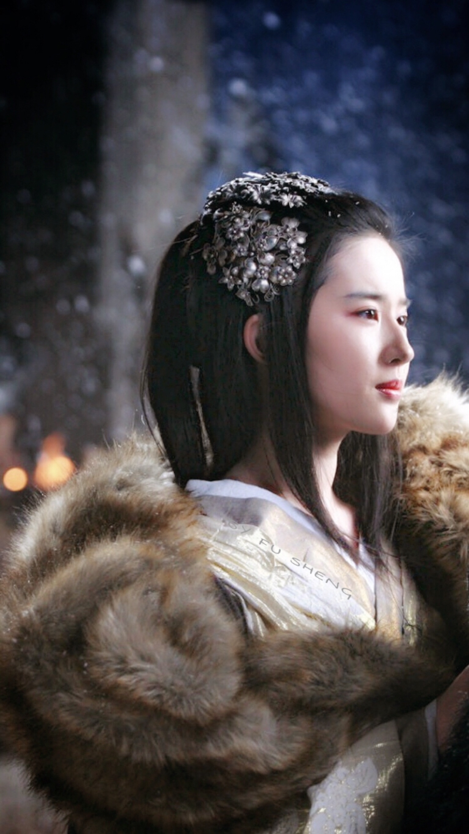 传奇》的女主角,由<a target="