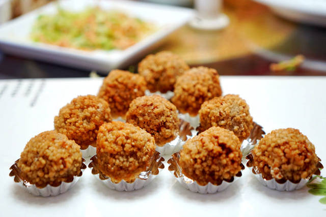  p>玫瑰梨丸子是山东济南平阴县的特色传统名吃之一,玫瑰梨丸子采用