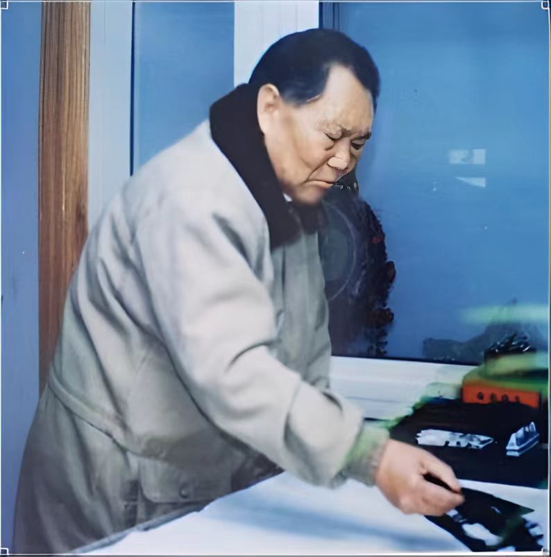 ,名九学,字博文,号汝阳山人,1938年出生于山东