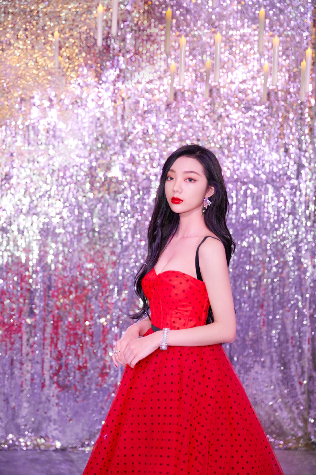 ">李紫婷(mimi lee),2000年1月20日出生于泰国曼谷,泰籍华裔女歌手