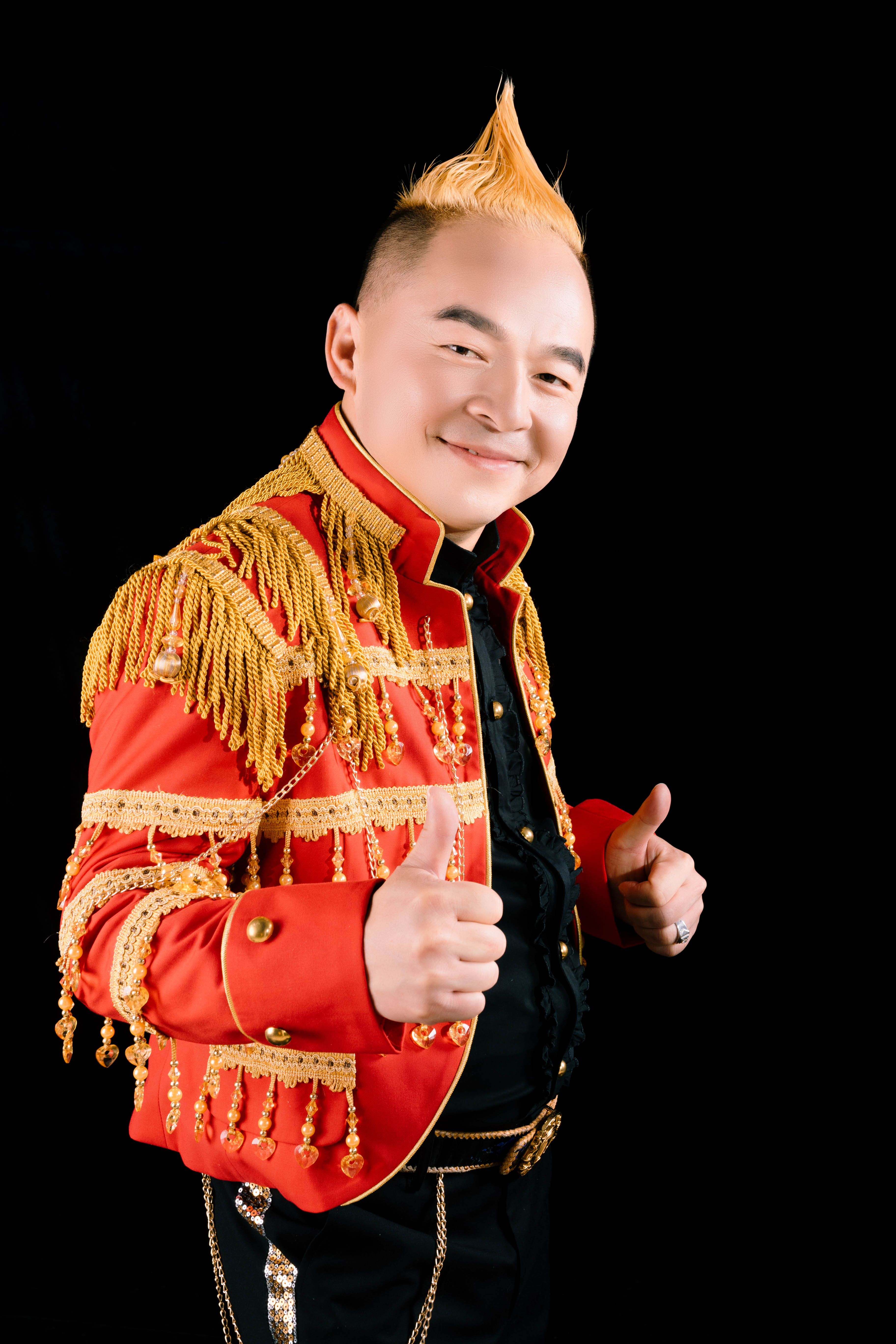  p data-id="sr4eqyovthna">三娃子,原名陈吉彬,四川笑星,1972年11月