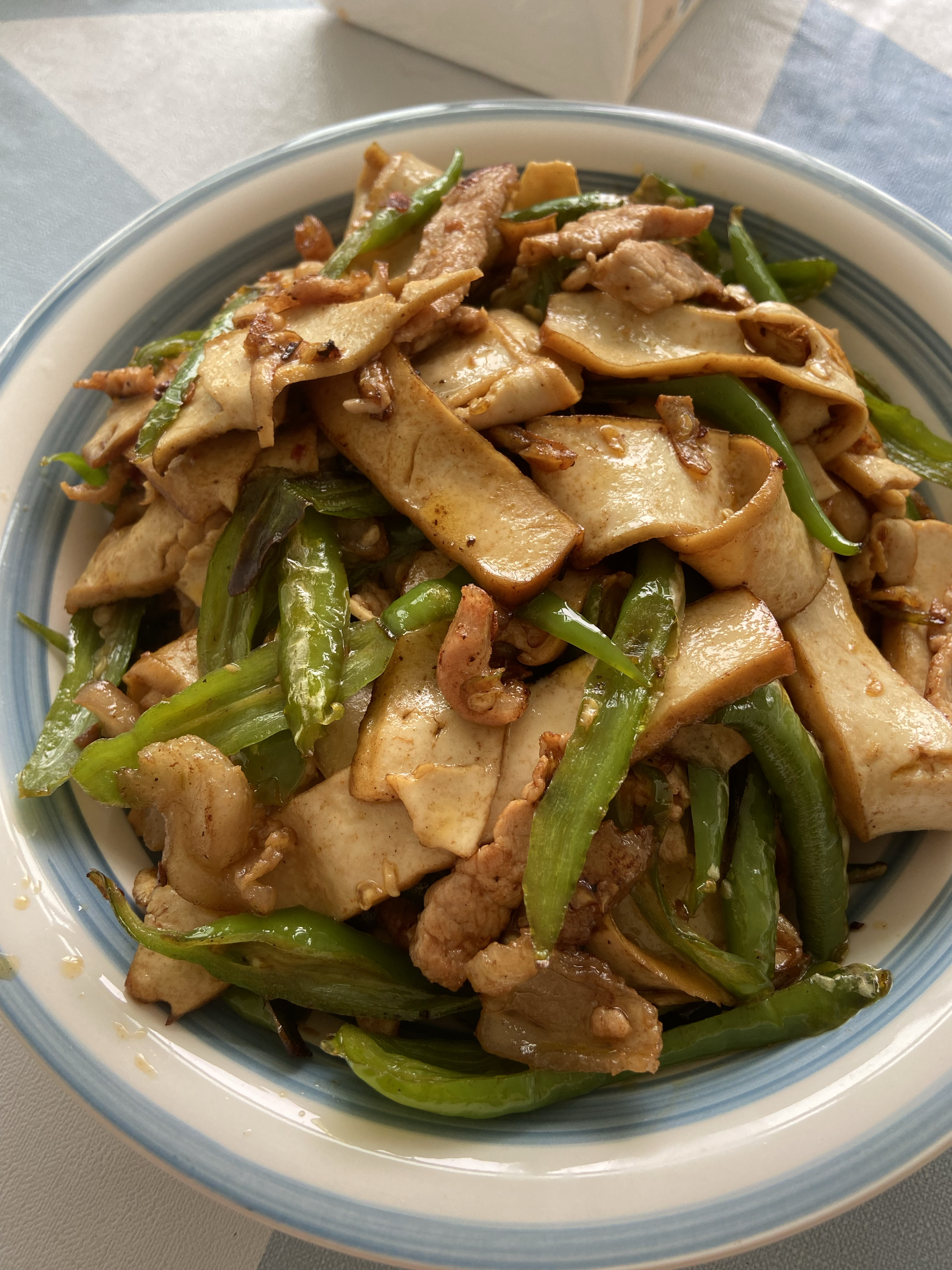 需要的原材料是豆腐干(400克) 青椒(150克).