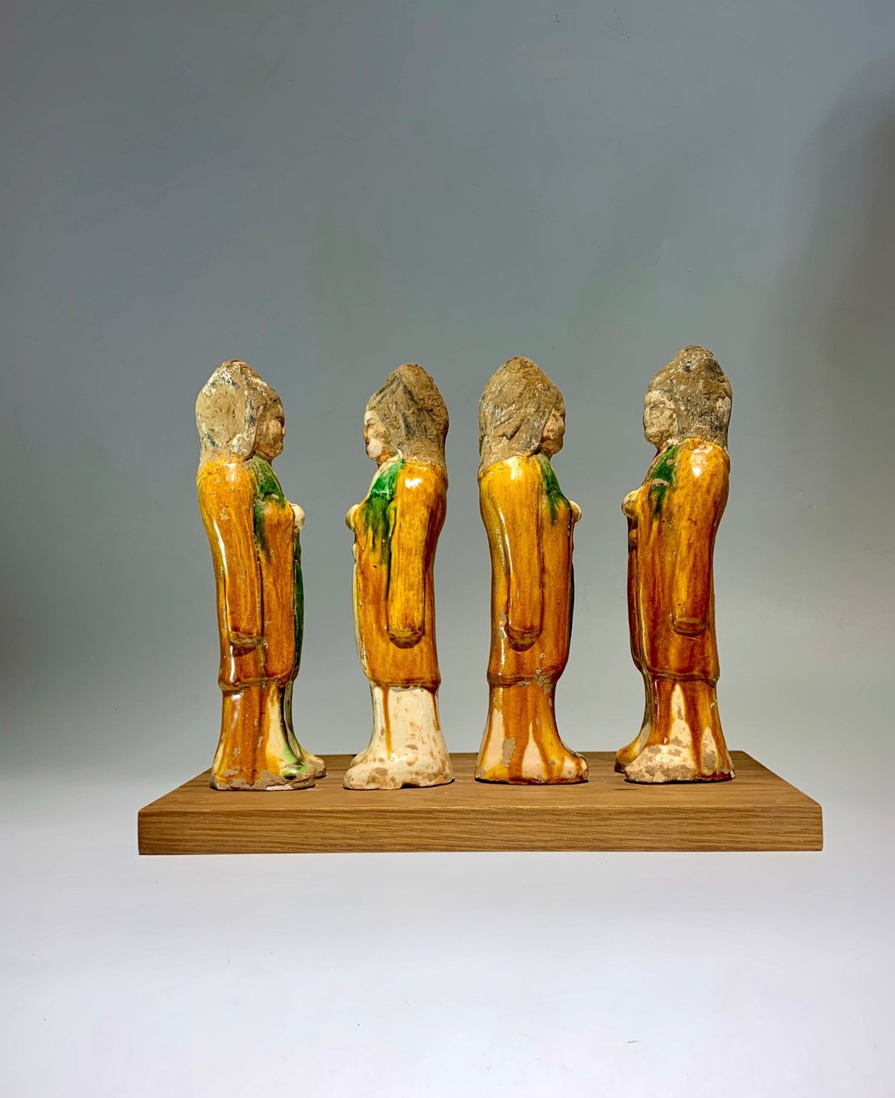 唐三彩调鸟男立俑